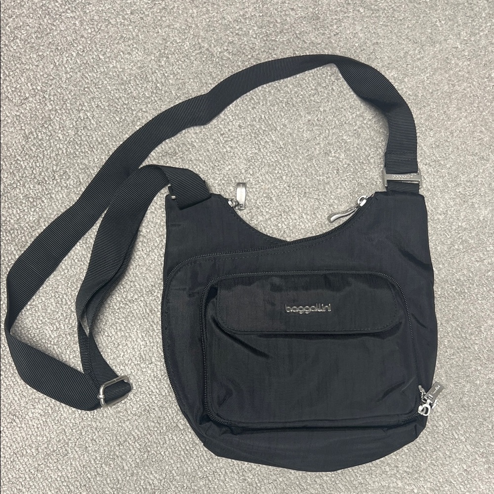 Baggallini Criss Cross Crossbody Bag in Black